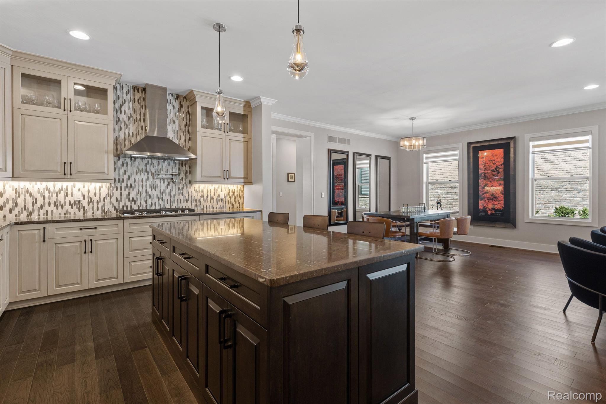 748 ELIZABETH Street