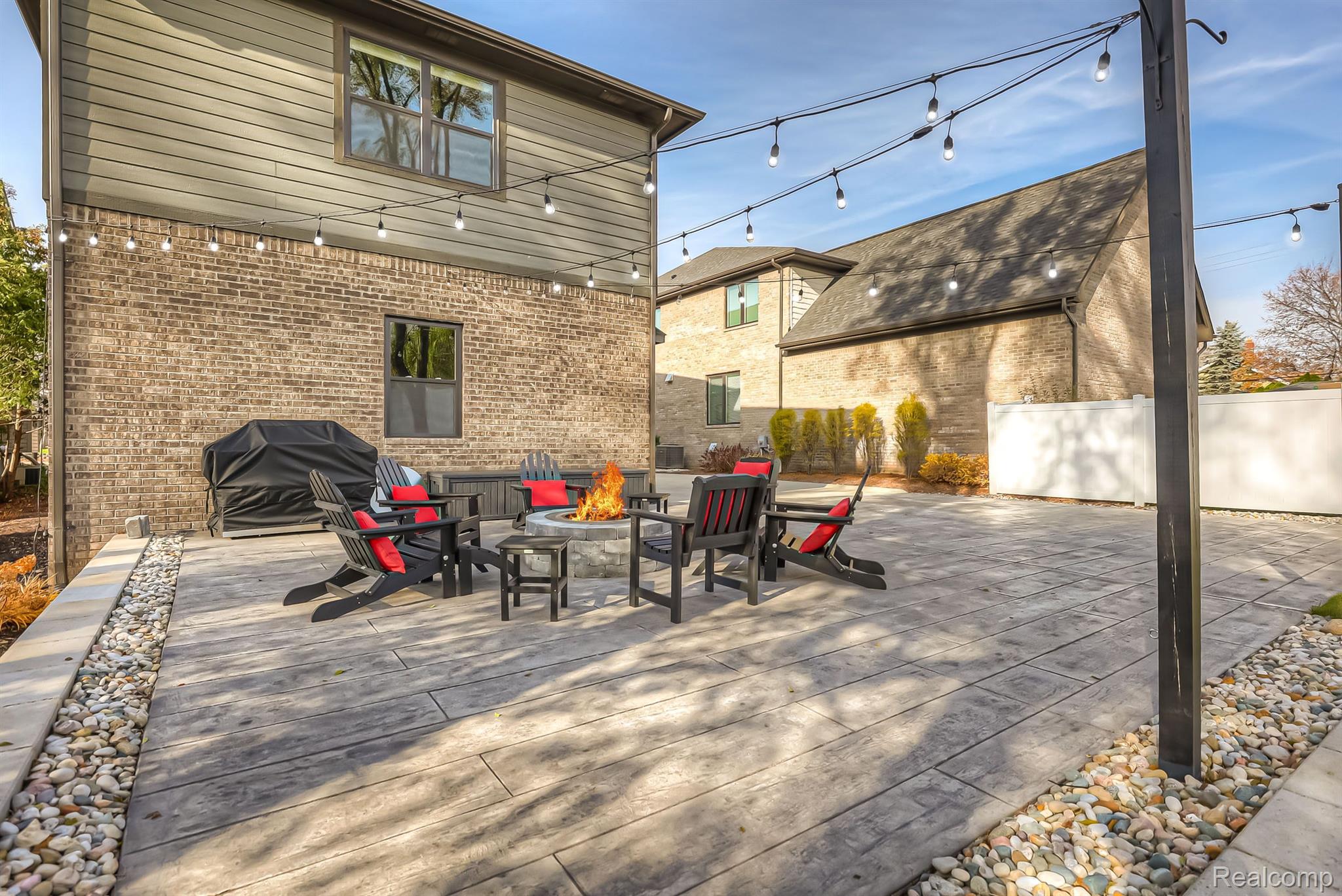 748 ELIZABETH Street