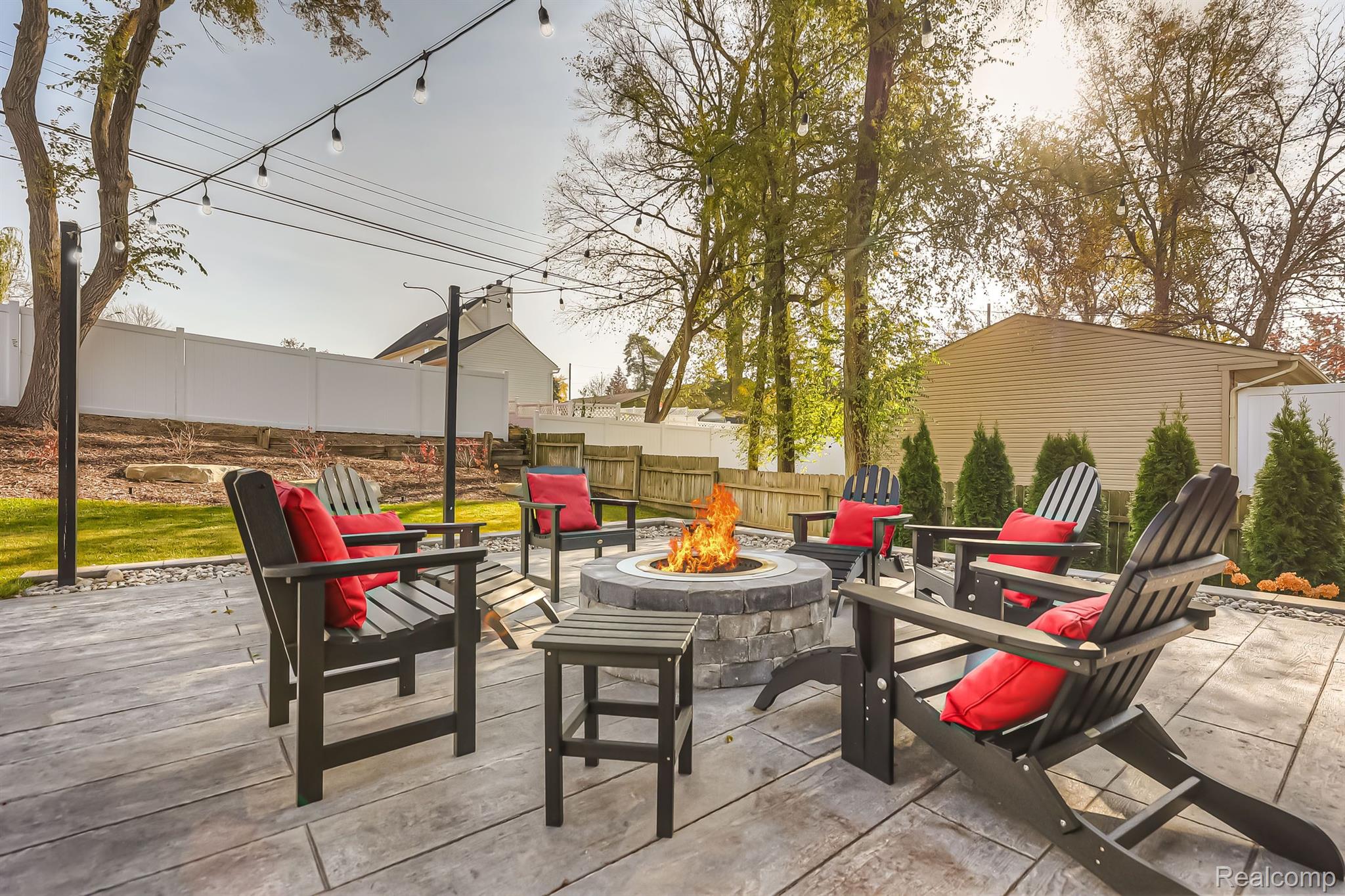 748 ELIZABETH Street