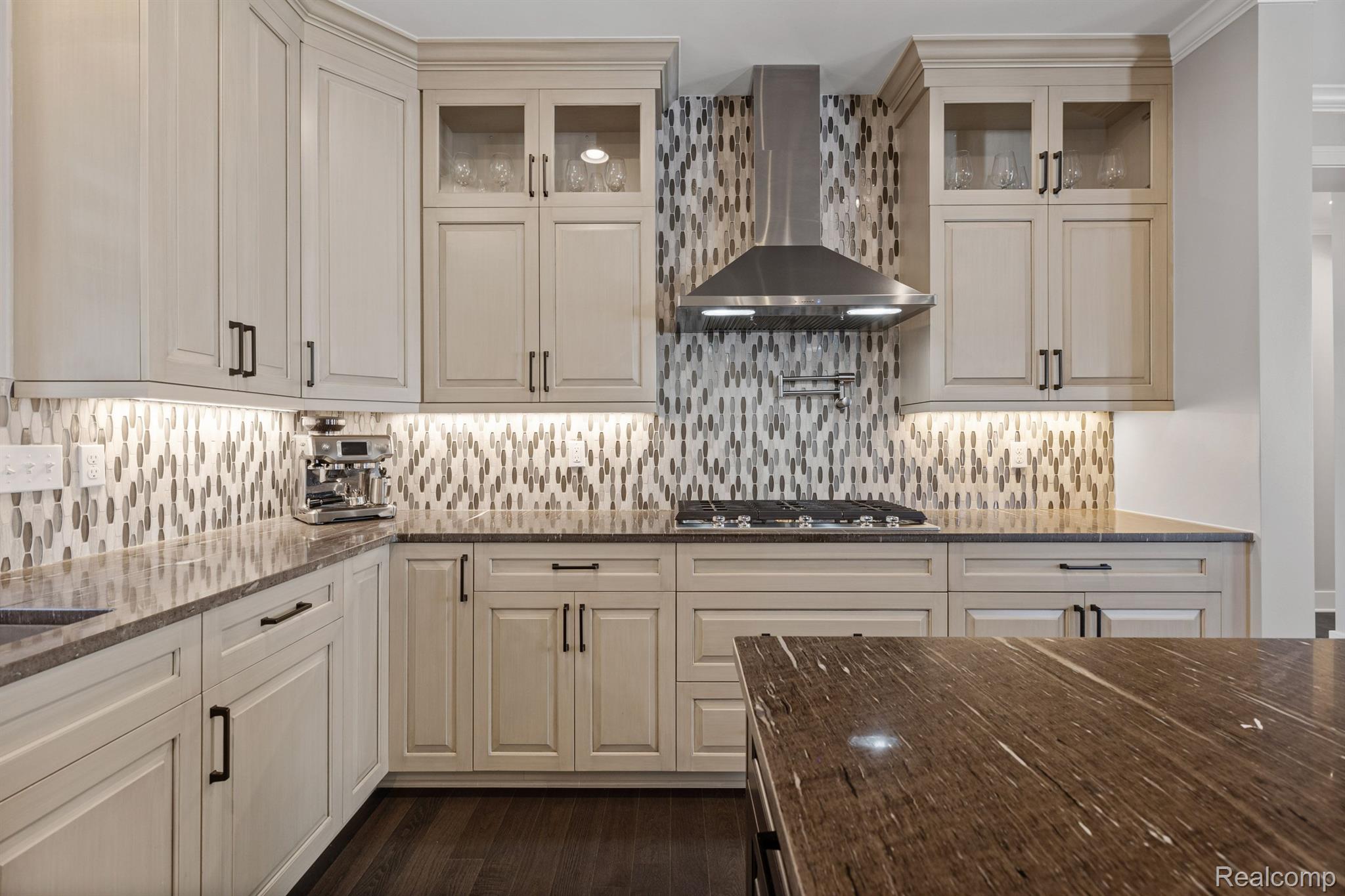 748 ELIZABETH Street