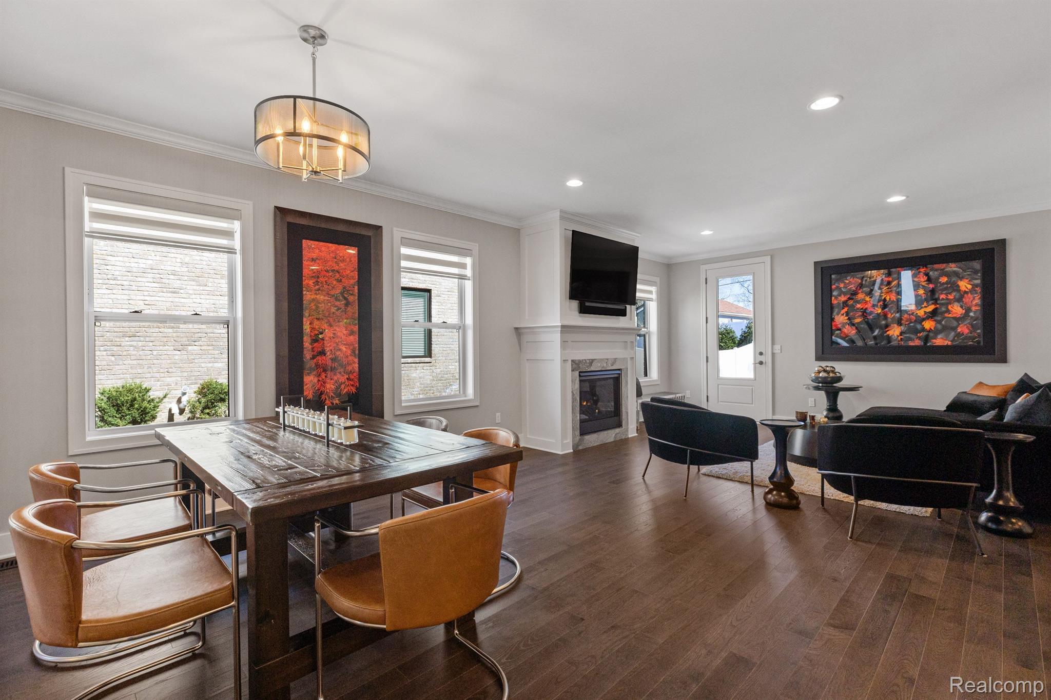 748 ELIZABETH Street