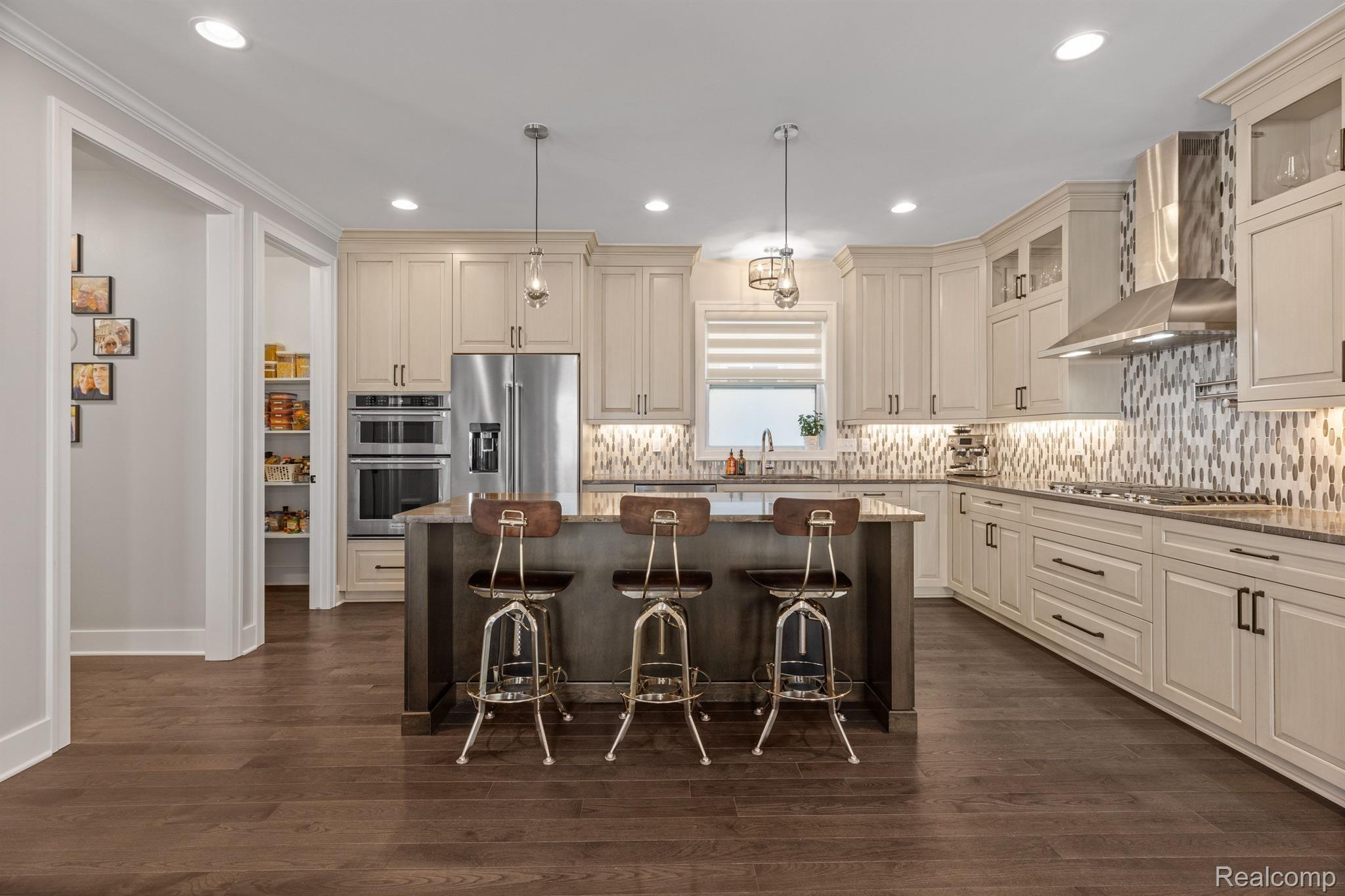 748 ELIZABETH Street