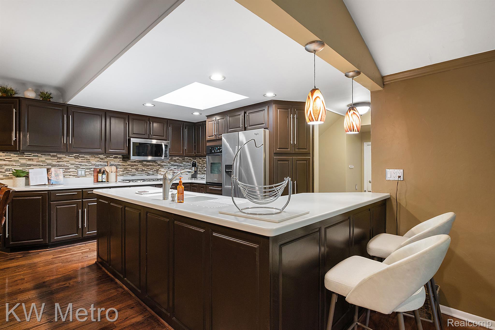 2140 AVONCREST Drive