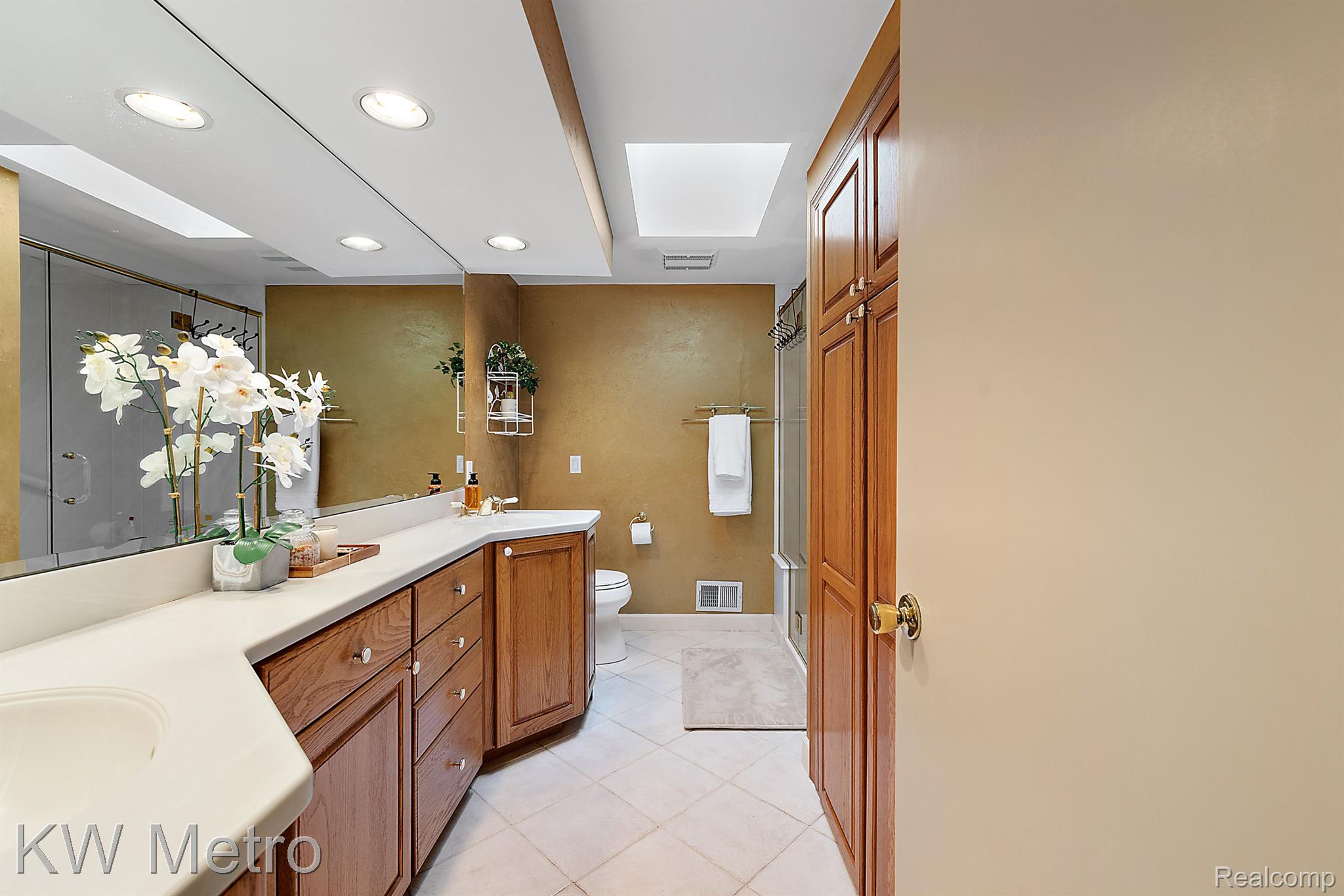 2140 AVONCREST Drive