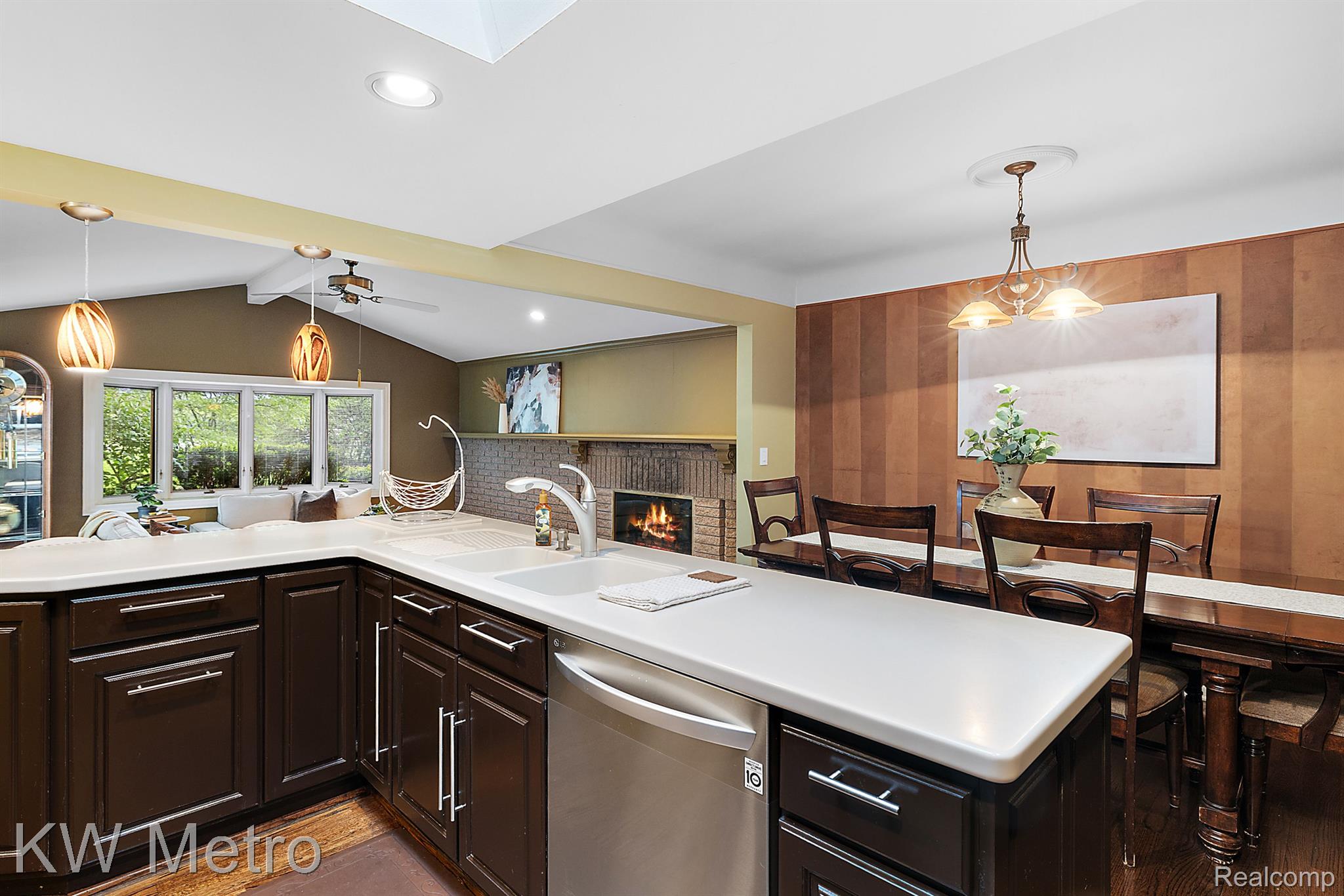 2140 AVONCREST Drive