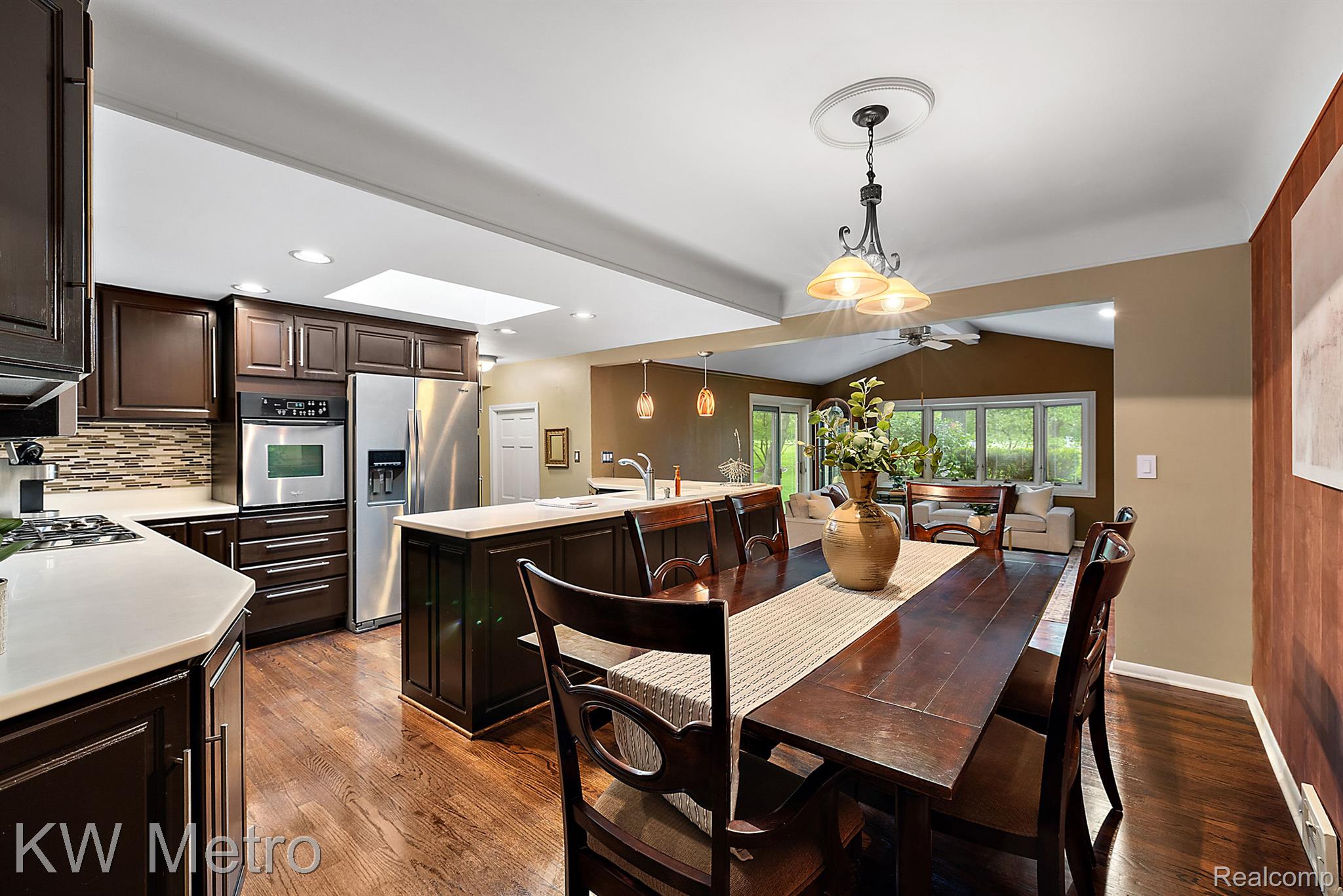 2140 AVONCREST Drive