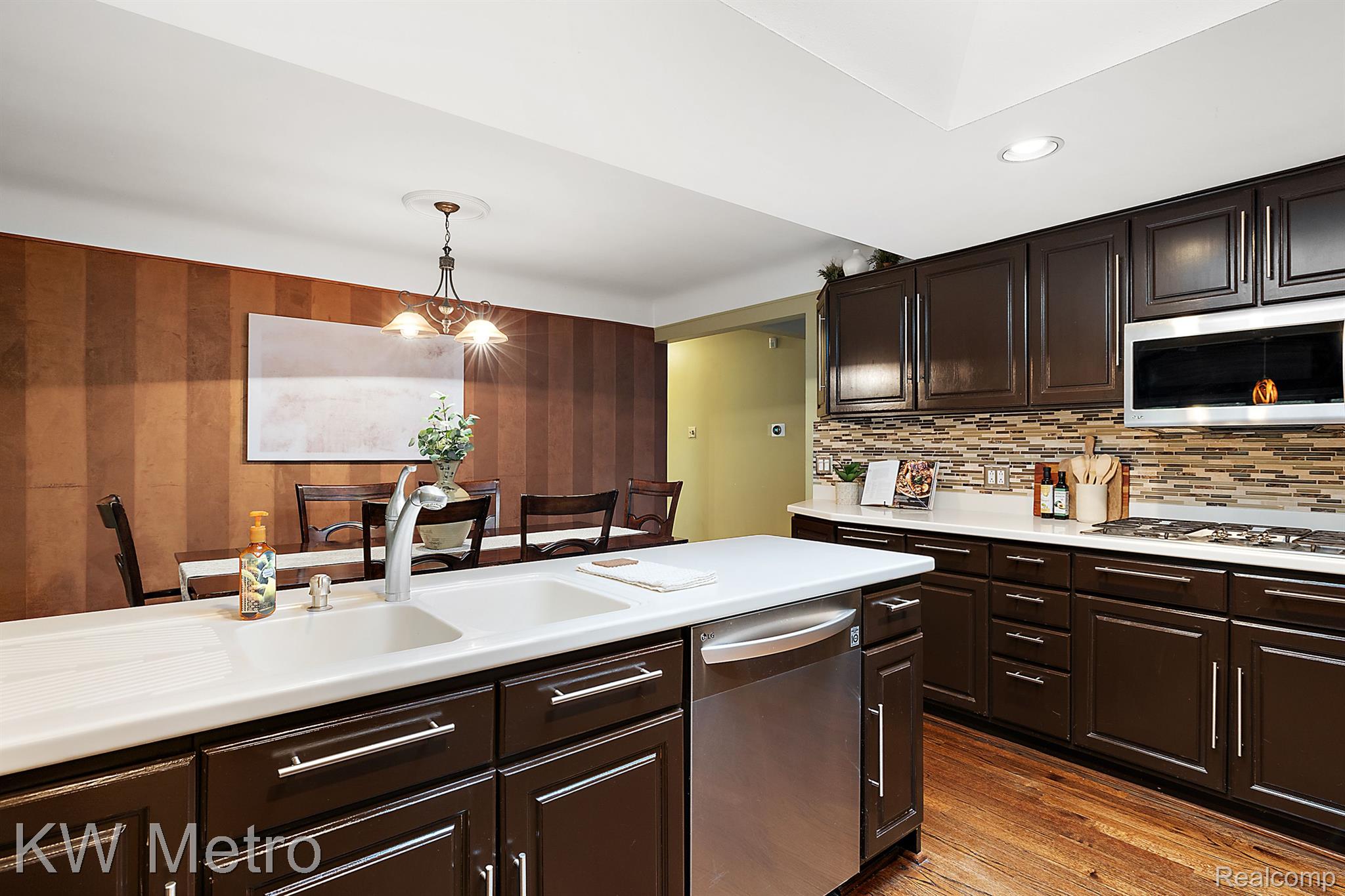 2140 AVONCREST Drive