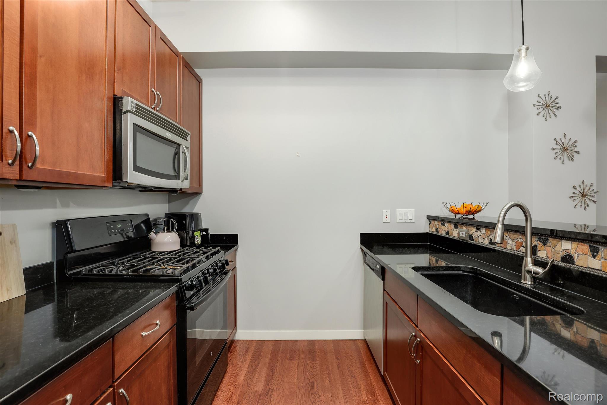 3670 WOODWARD Avenue 33-403