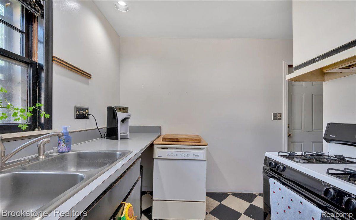 1113 LA SALLE Avenue