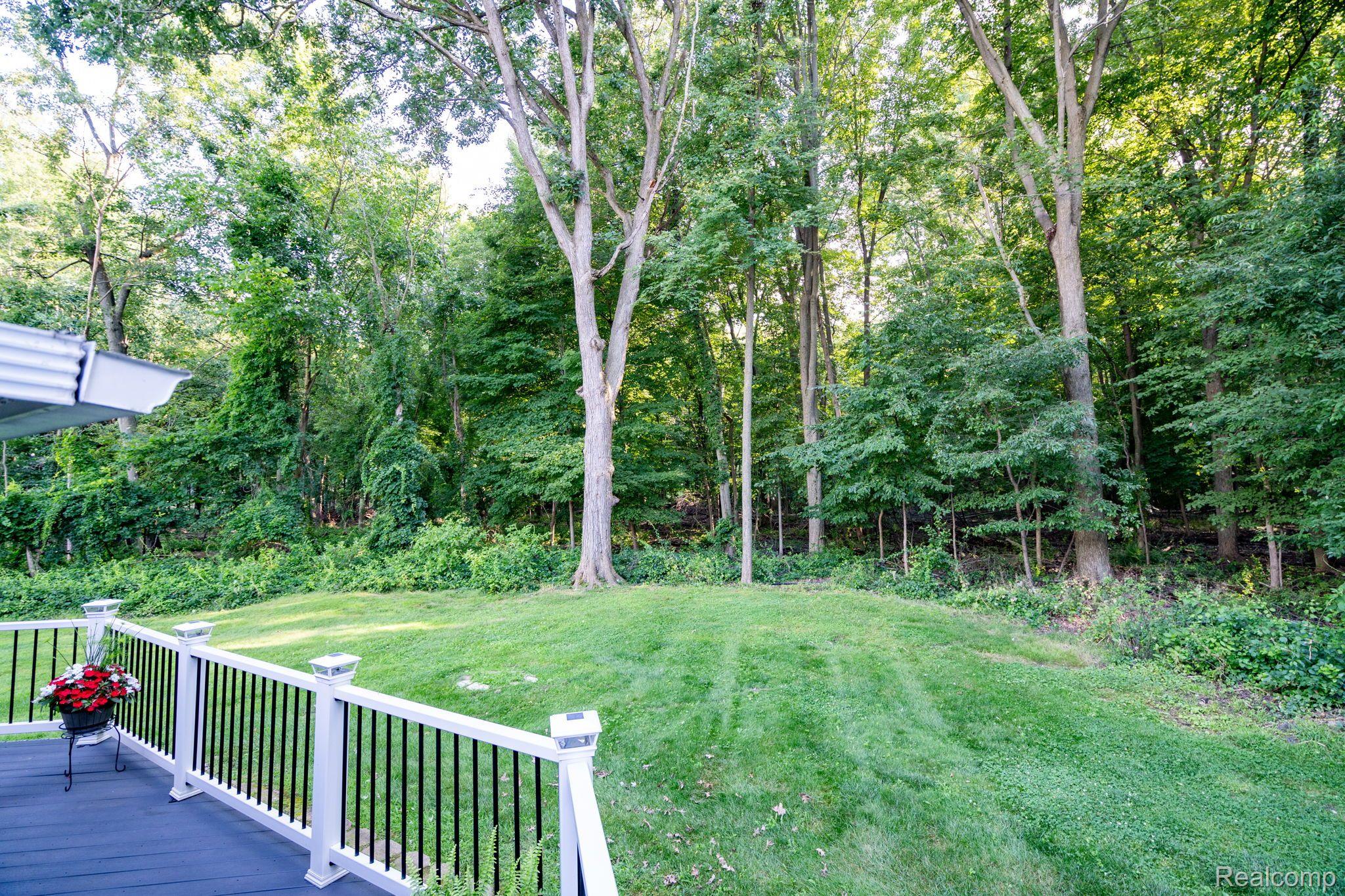 8213 EMERALD Lane W