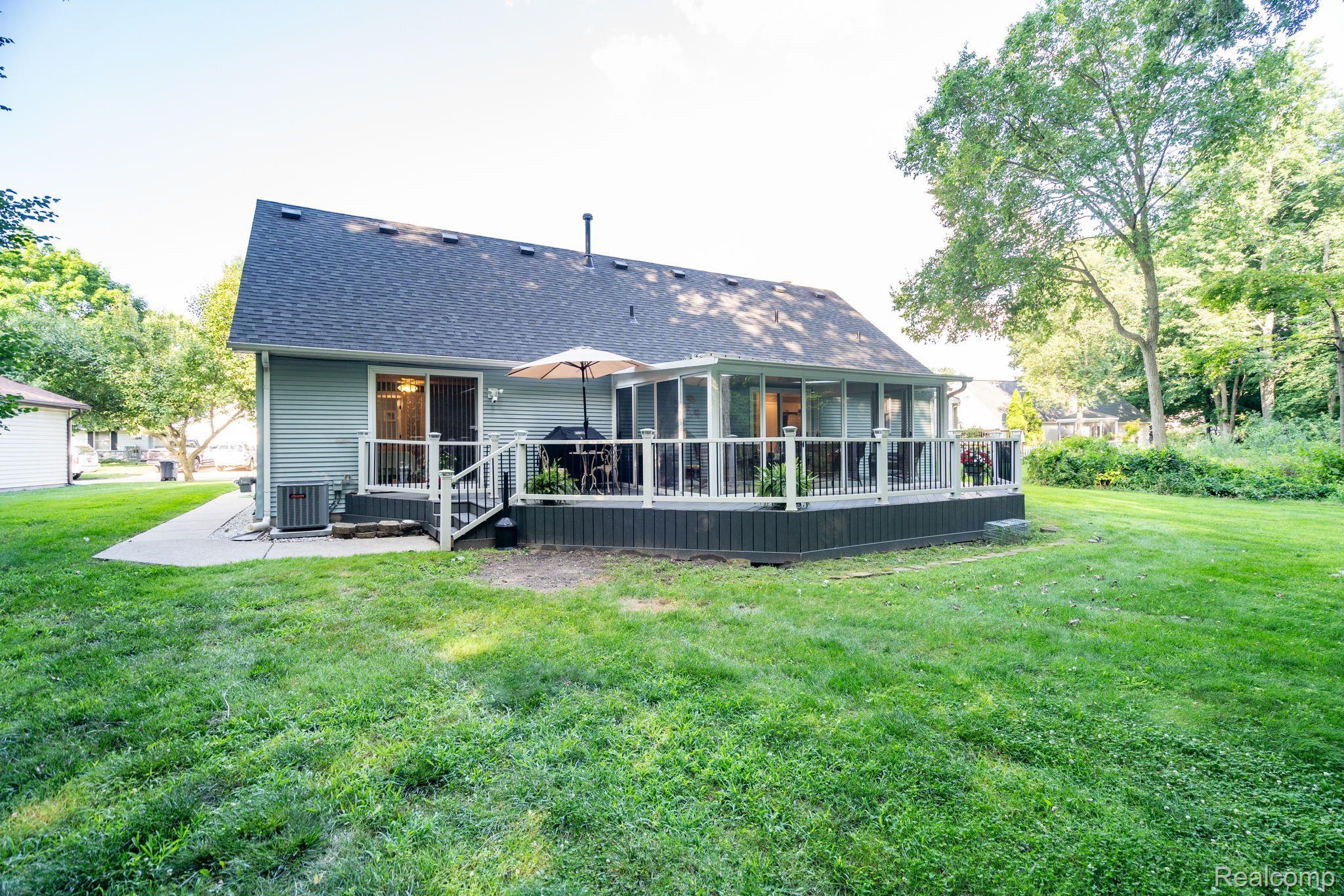8213 EMERALD Lane W