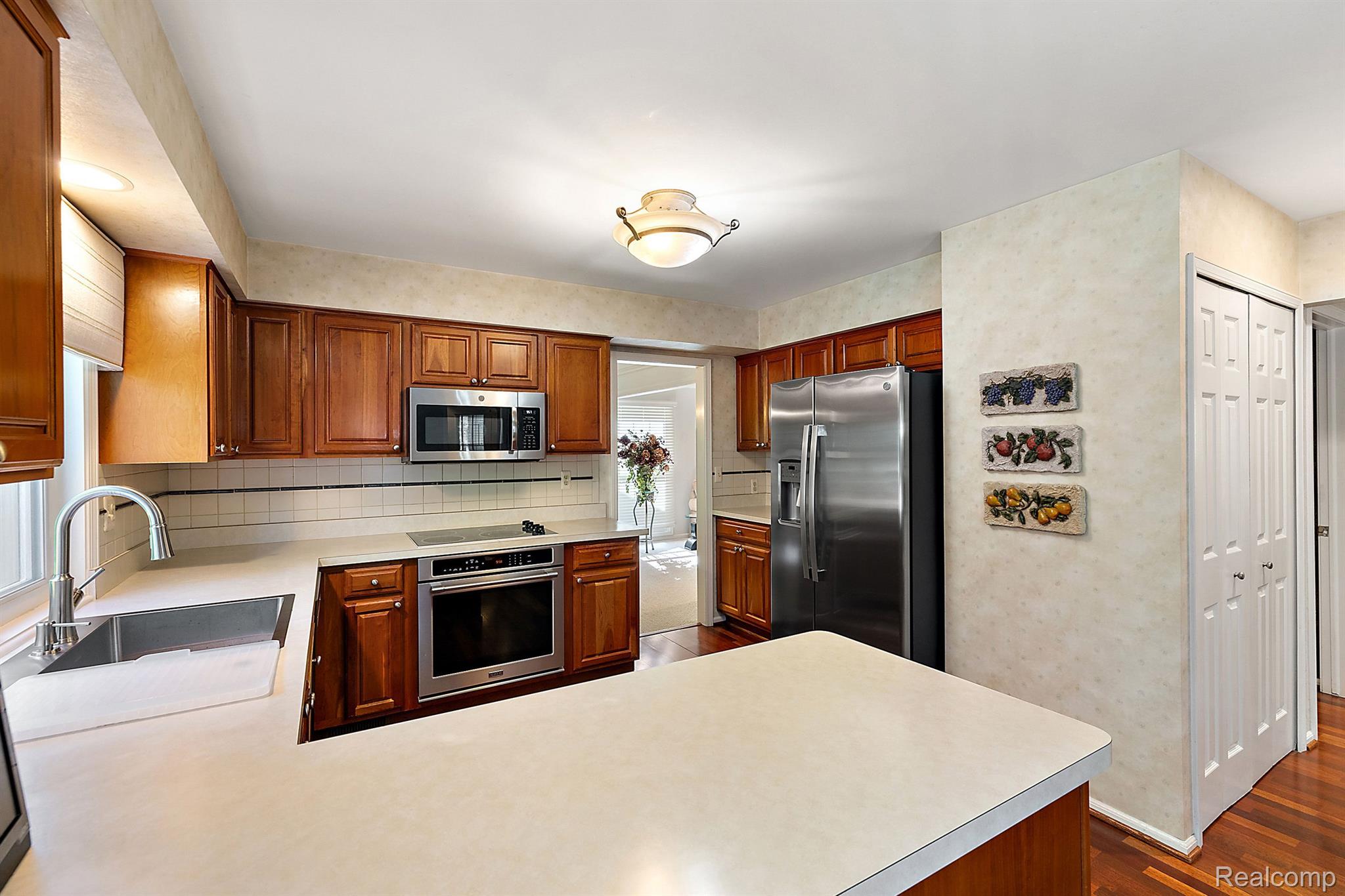 8282 WOODSPUR Drive
