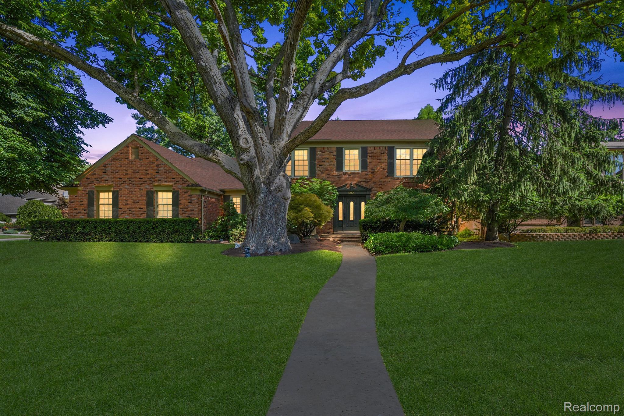 8282 WOODSPUR Drive