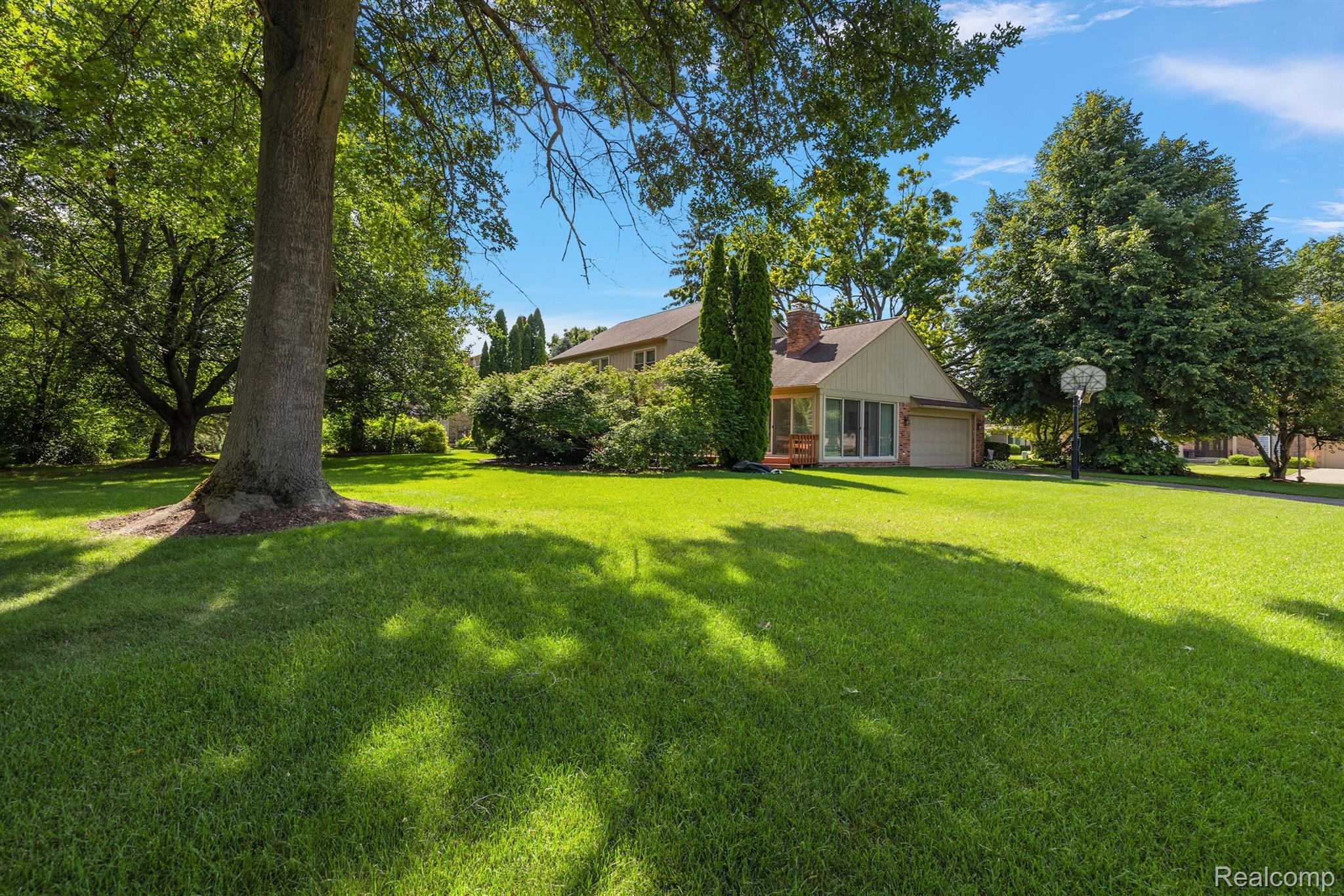 8282 WOODSPUR Drive