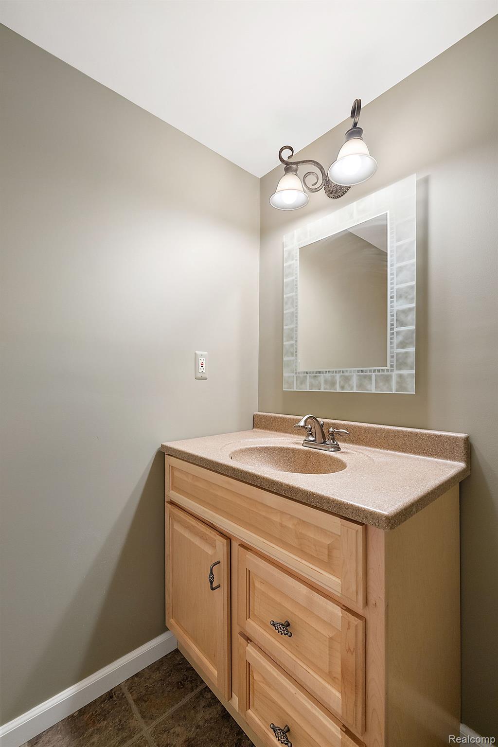 8282 WOODSPUR Drive