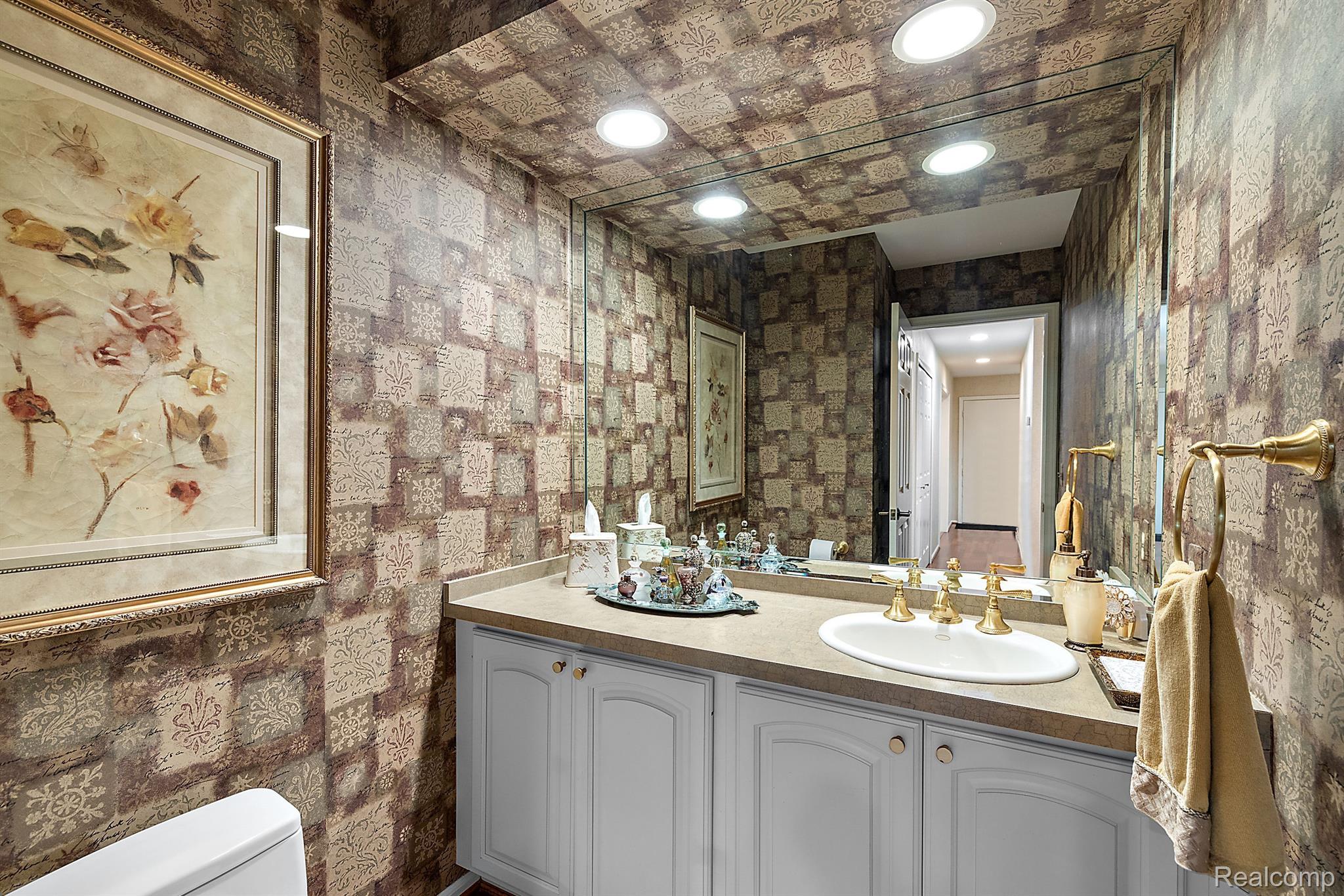 8282 WOODSPUR Drive