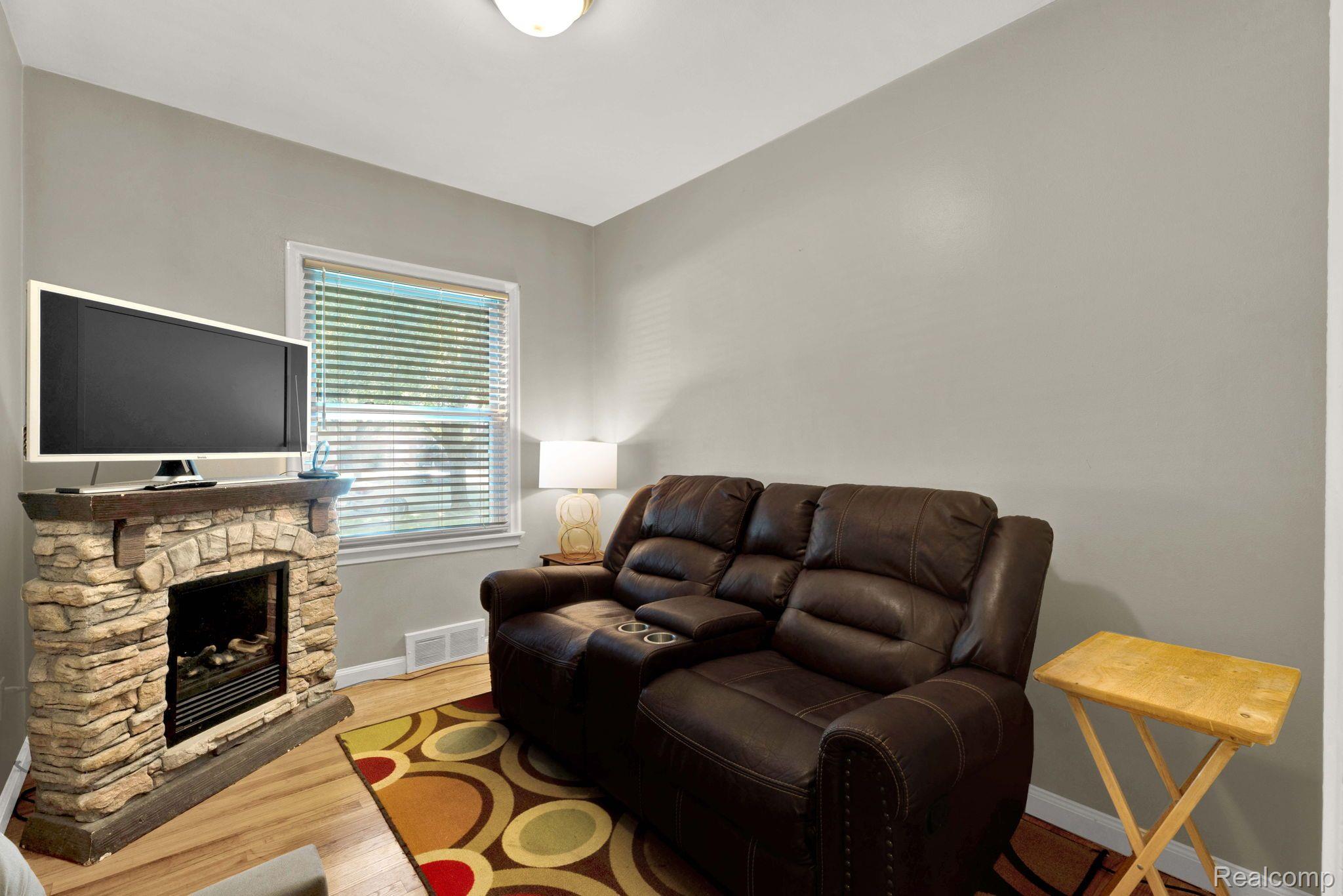 20075 Roscommon Street