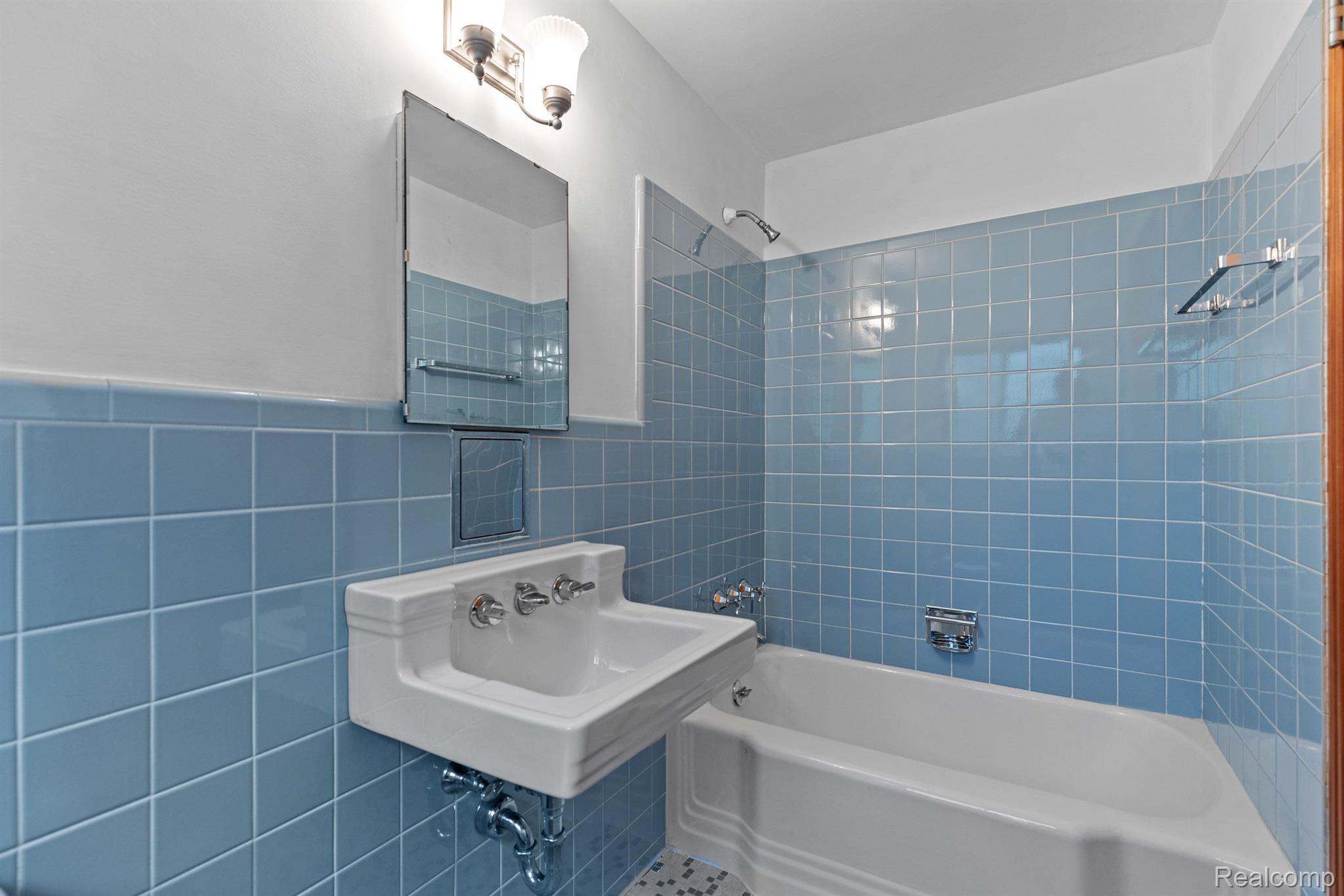 195 Kercheval Avenue