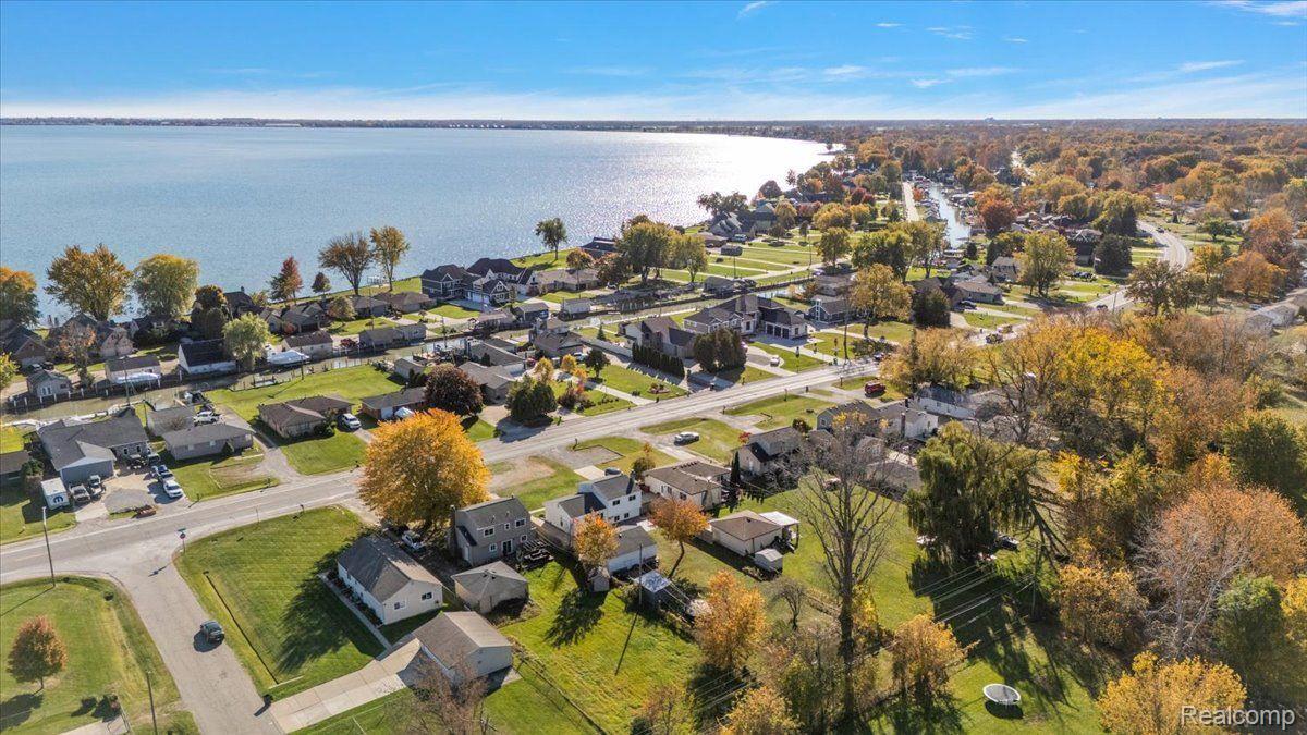 48277 Jefferson Avenue