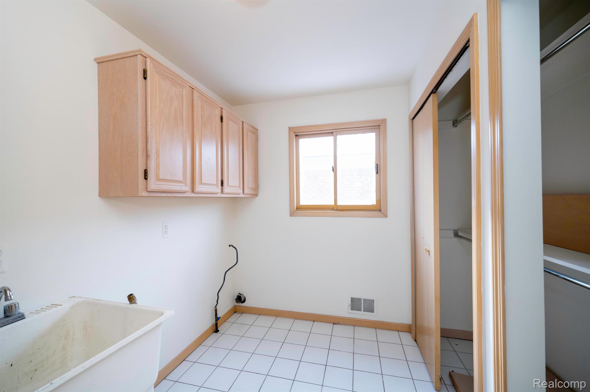 36464 HARNESS CIRCLE