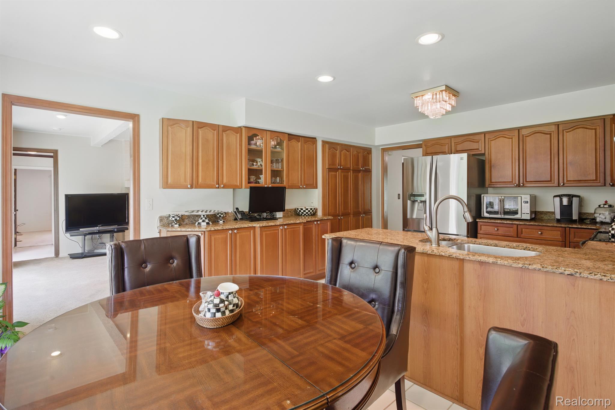 5389 Vincennes Drive