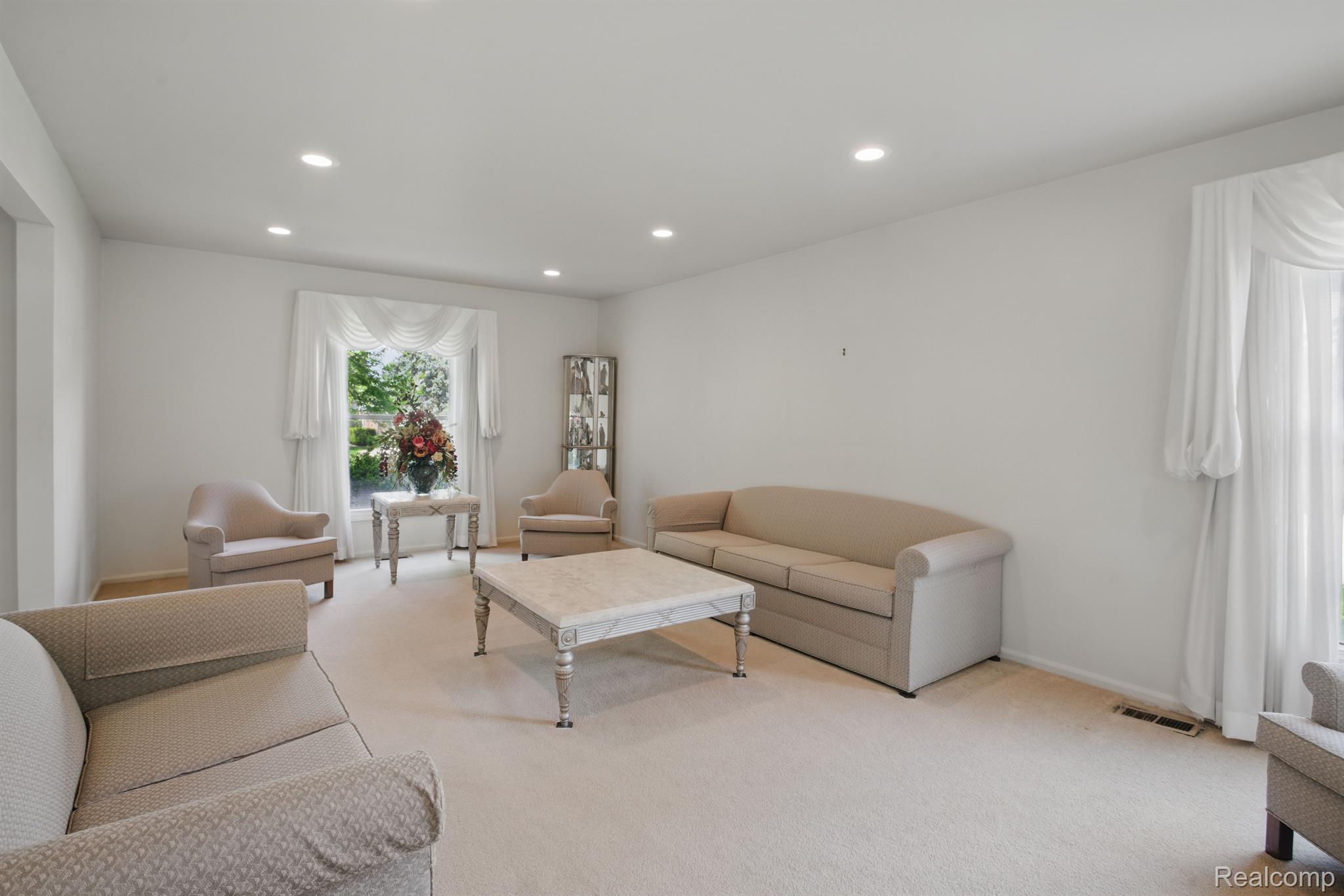 5389 Vincennes Drive