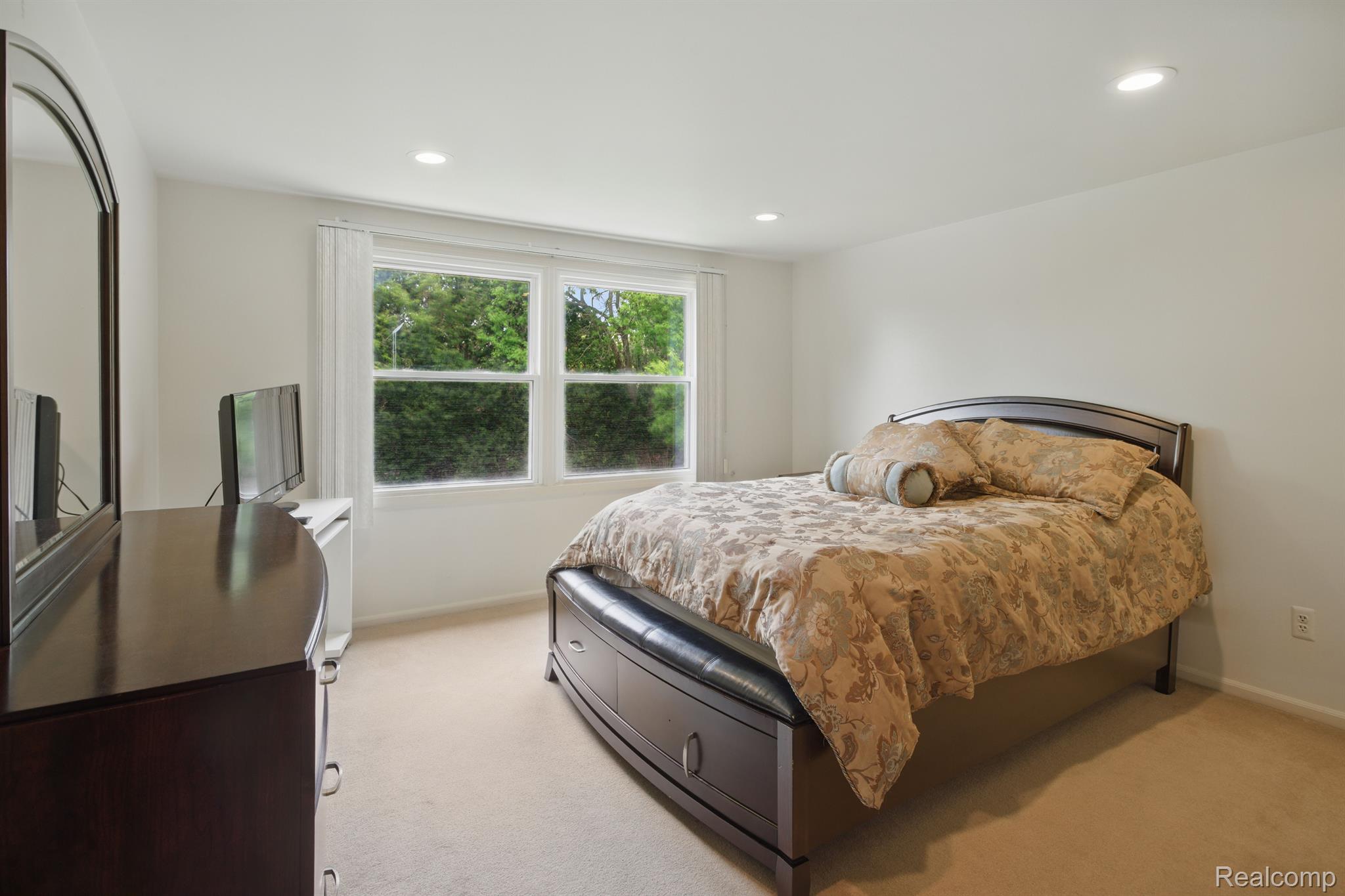 5389 Vincennes Drive