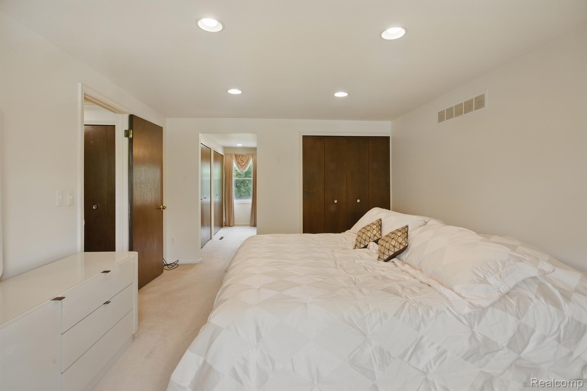 5389 Vincennes Drive