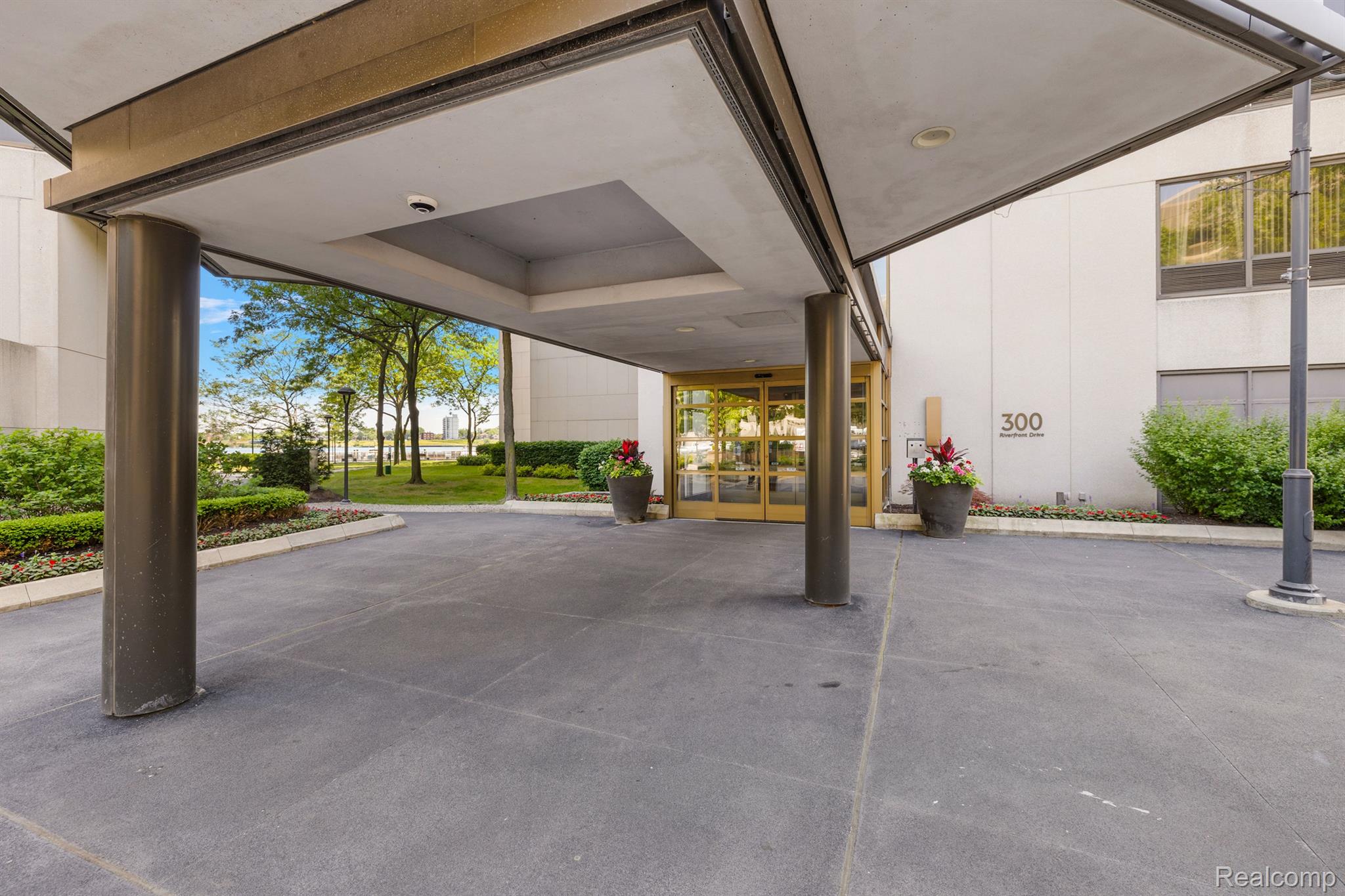 1001 W JEFFERSON Avenue 300 8i