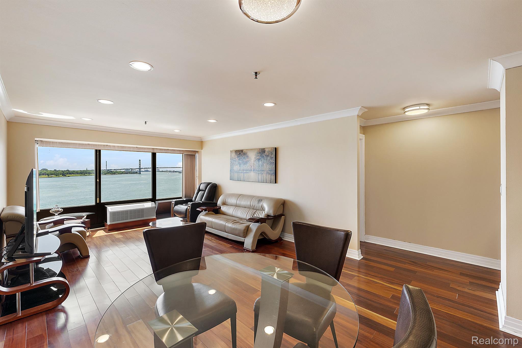 1001 W JEFFERSON Avenue 300 8i