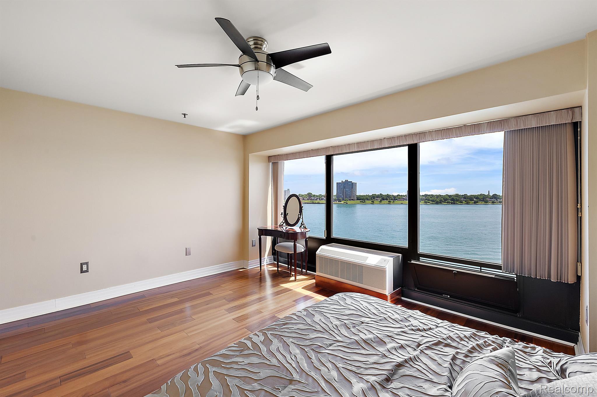 1001 W JEFFERSON Avenue 300 8i