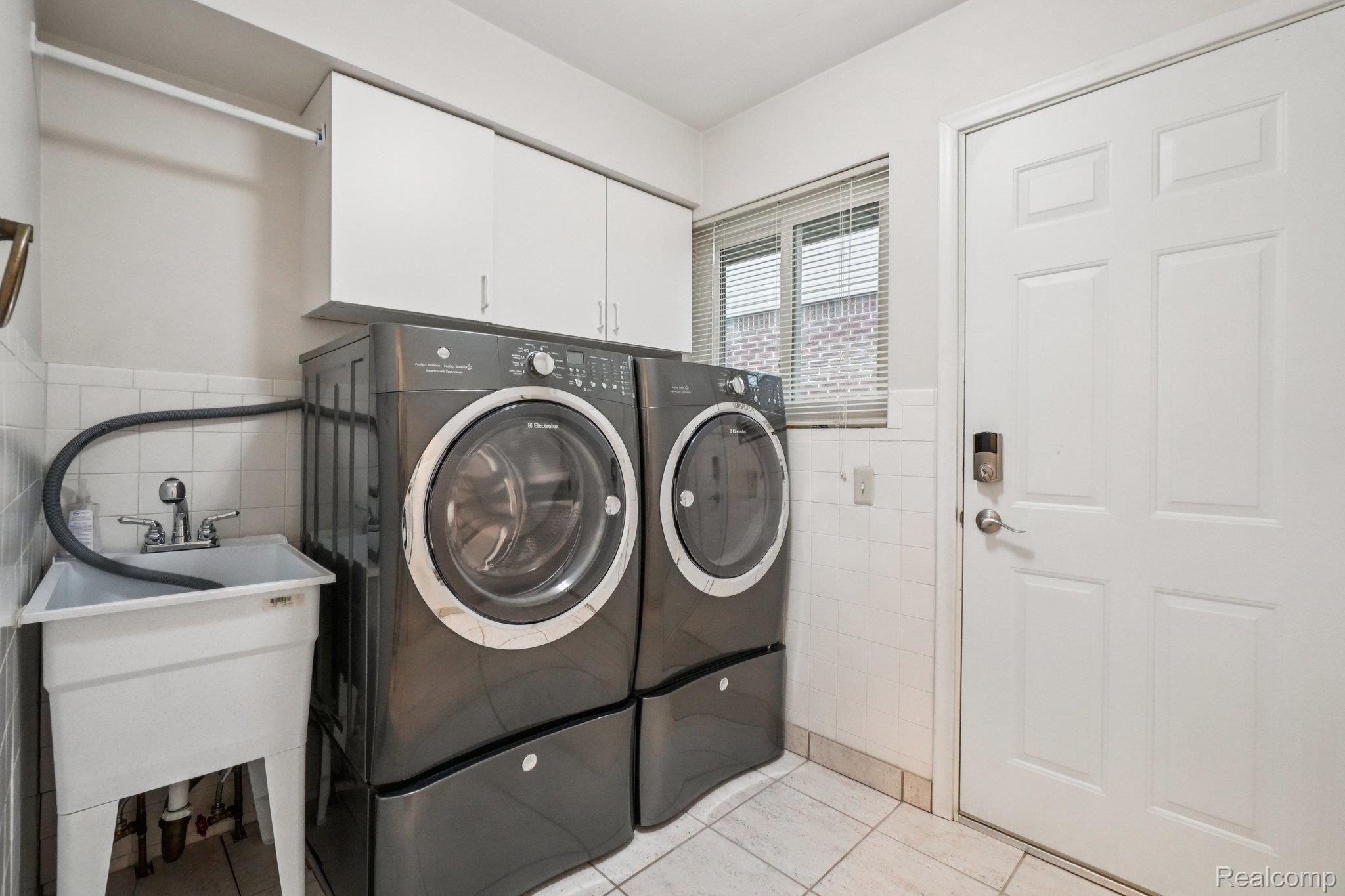 23233 Robert John Street