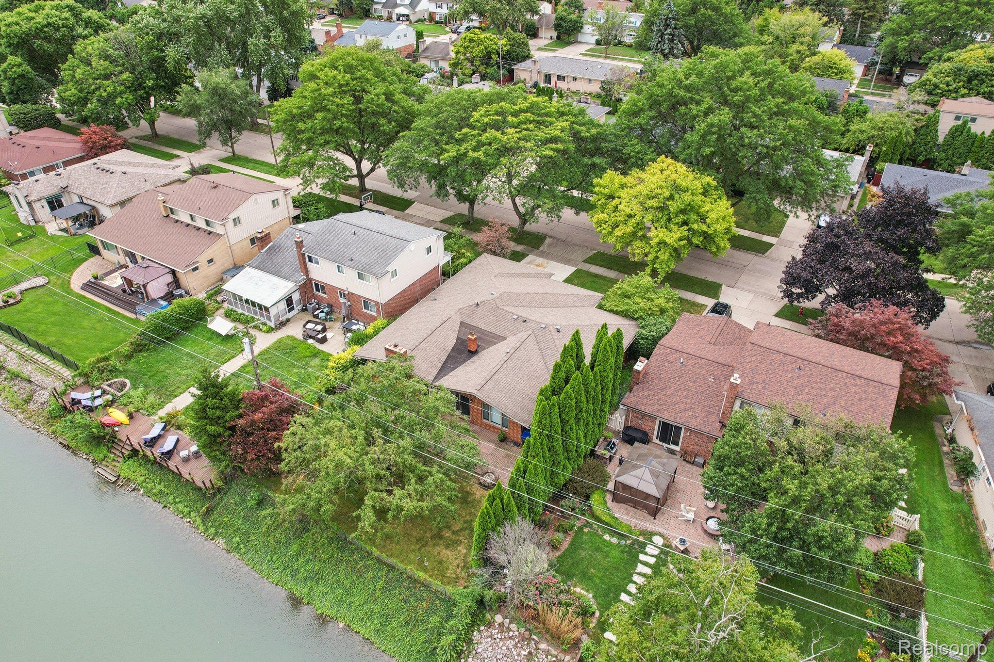 23233 Robert John Street