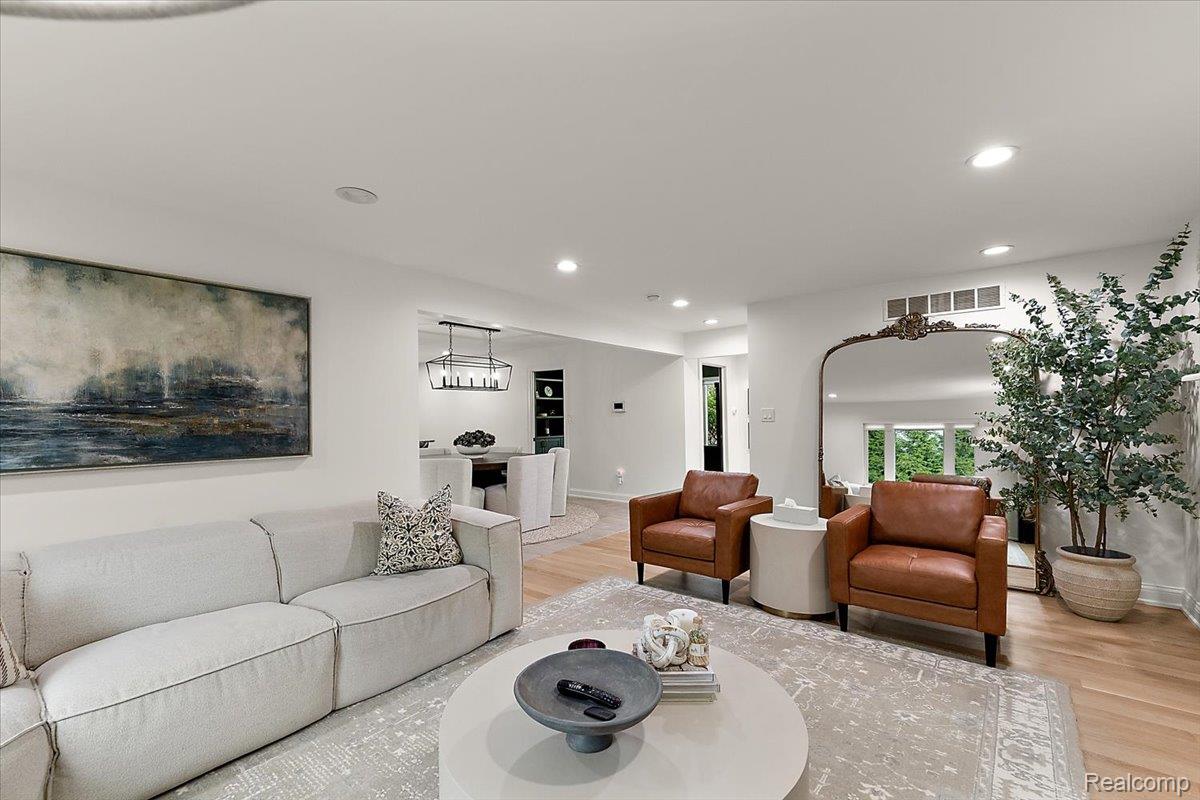 2118 Coach Way Court
