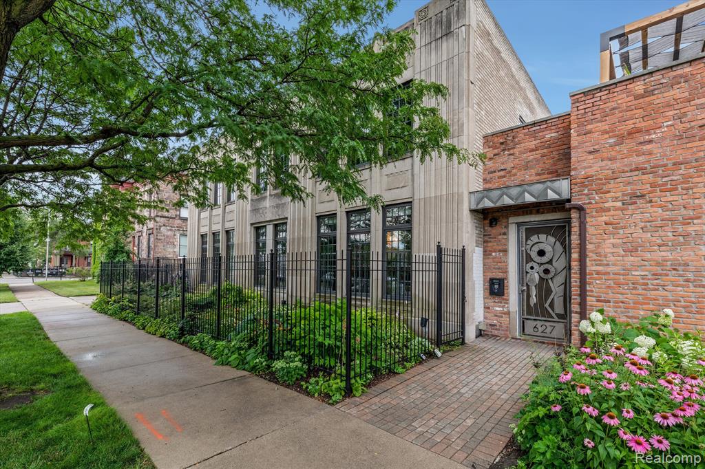 627 W Alexandrine Street # 8