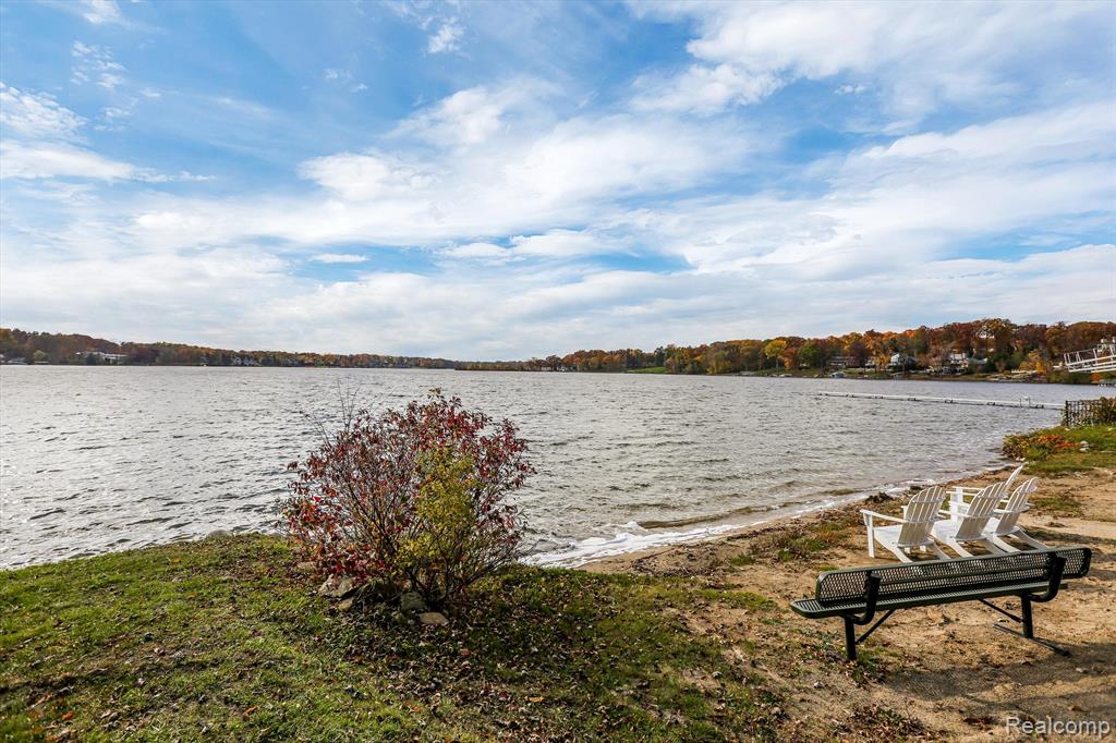 3895 Lakeview Boulevard