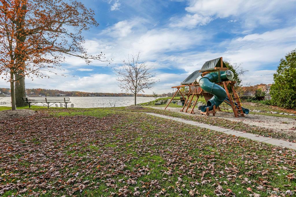 3895 Lakeview Boulevard