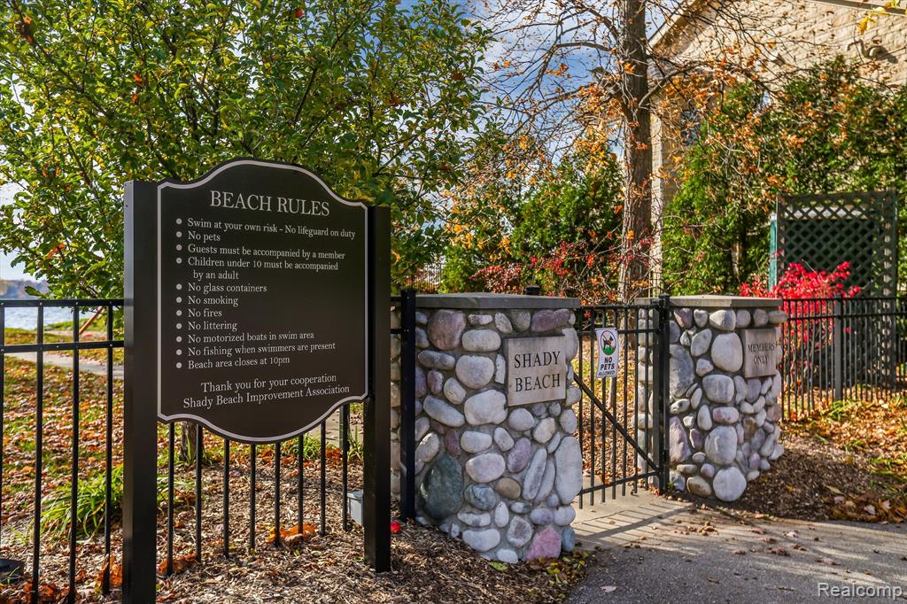 3895 Lakeview Boulevard