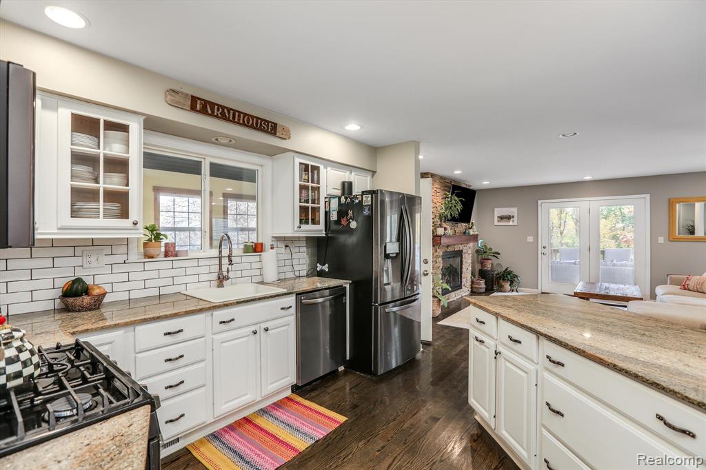 3895 Lakeview Boulevard