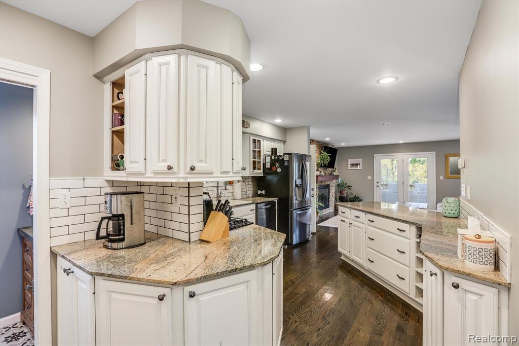 3895 Lakeview Boulevard