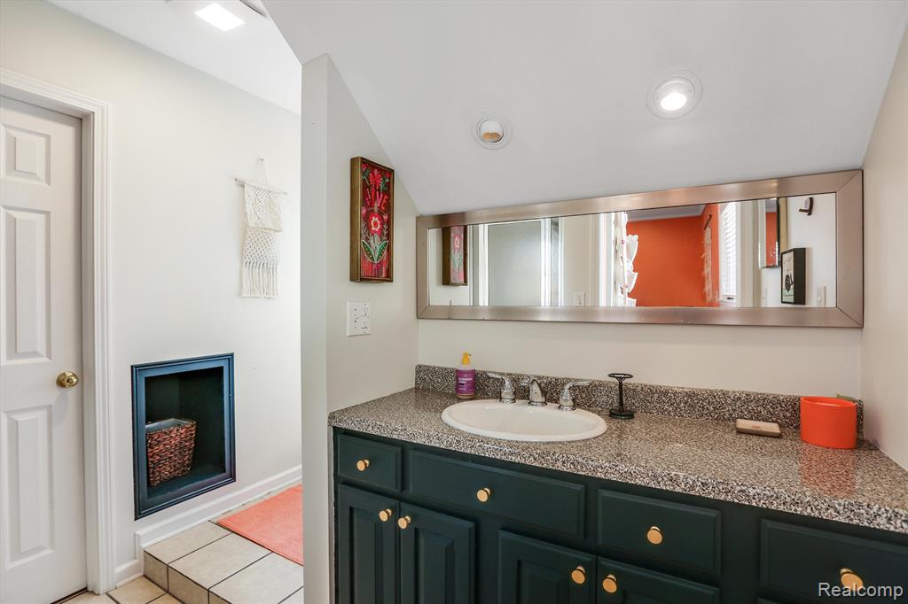 3895 Lakeview Boulevard