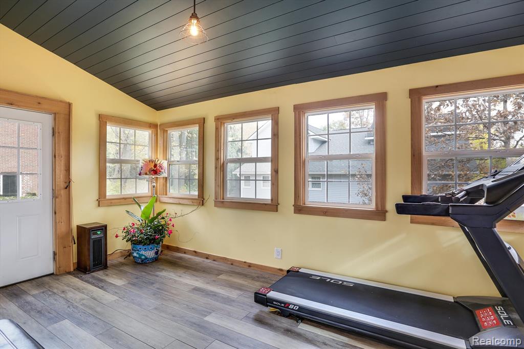 3895 Lakeview Boulevard