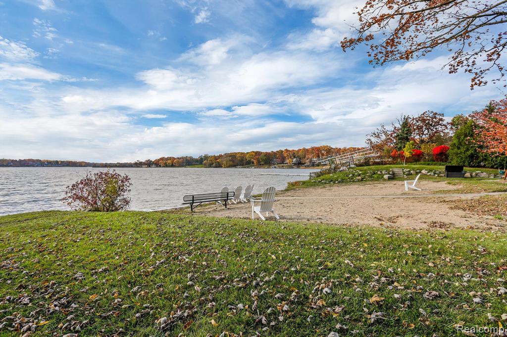 3895 Lakeview Boulevard