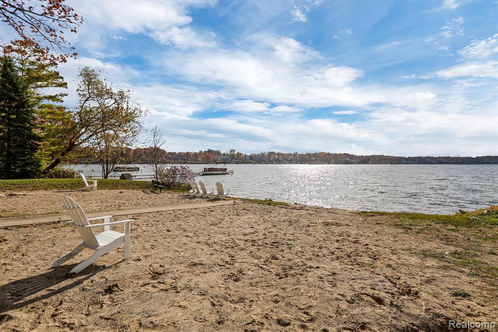 3895 Lakeview Boulevard