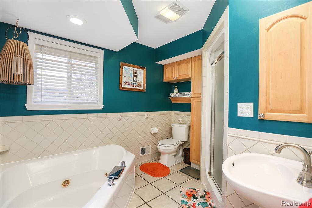 3895 Lakeview Boulevard