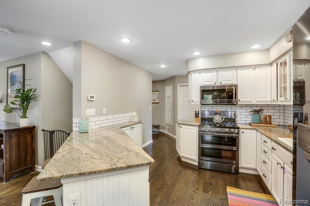 3895 Lakeview Boulevard