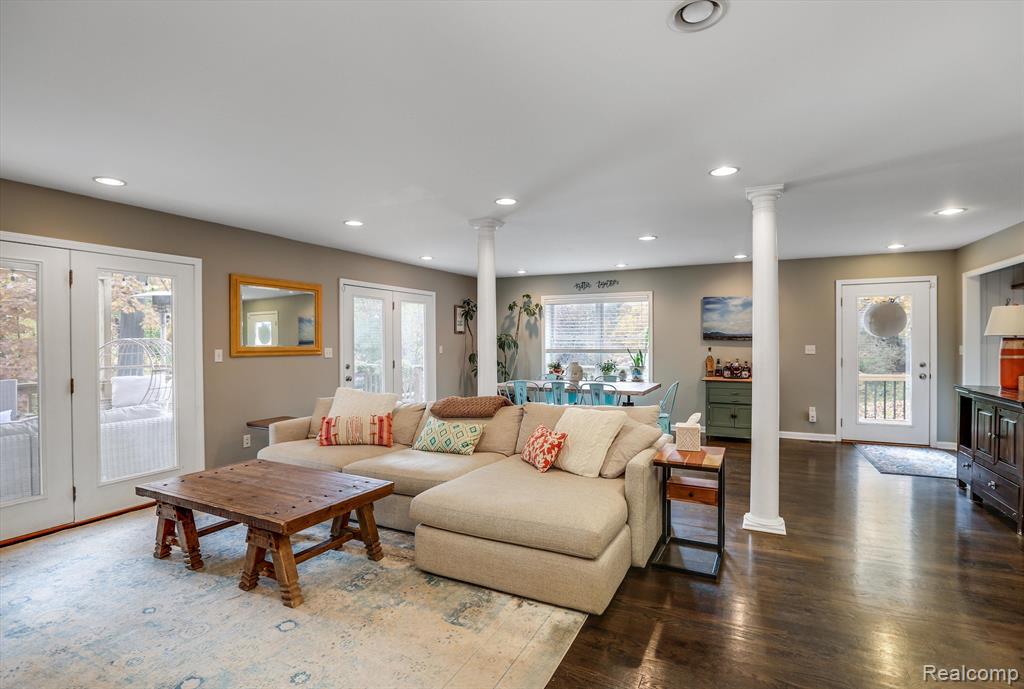 3895 Lakeview Boulevard