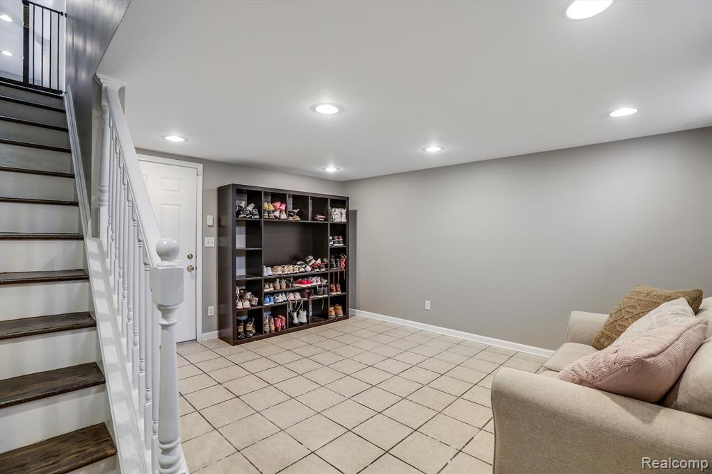 3895 Lakeview Boulevard