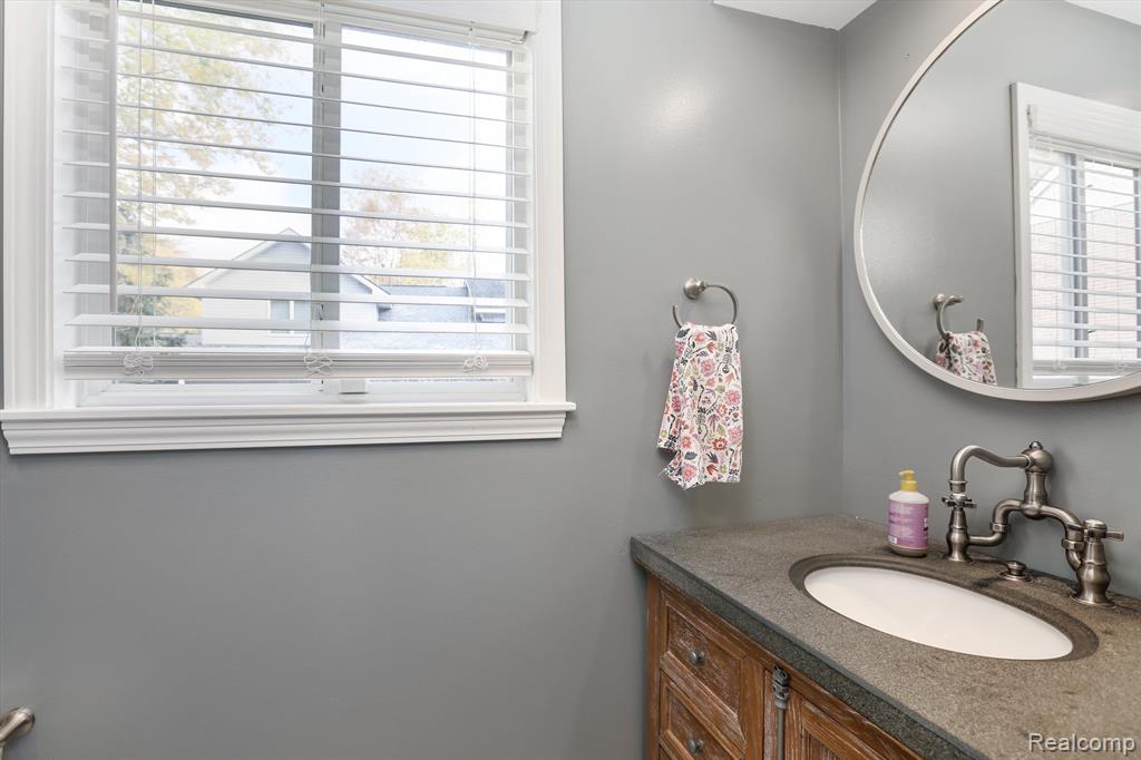 3895 Lakeview Boulevard