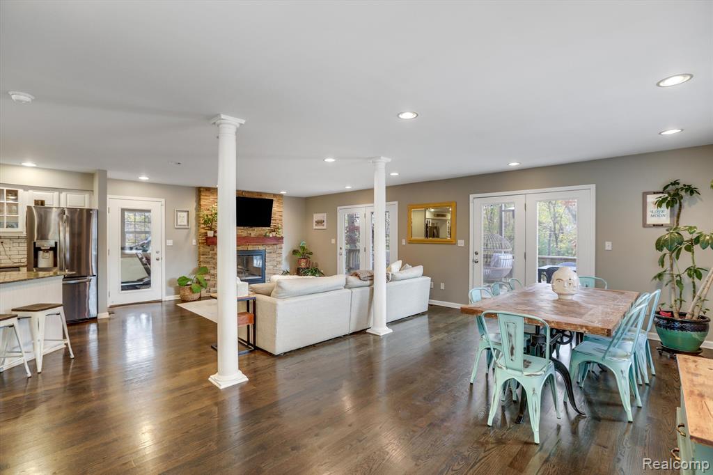 3895 Lakeview Boulevard